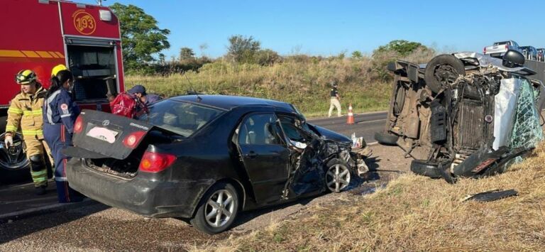 Mulher morre após colisão frontal entre dois carros