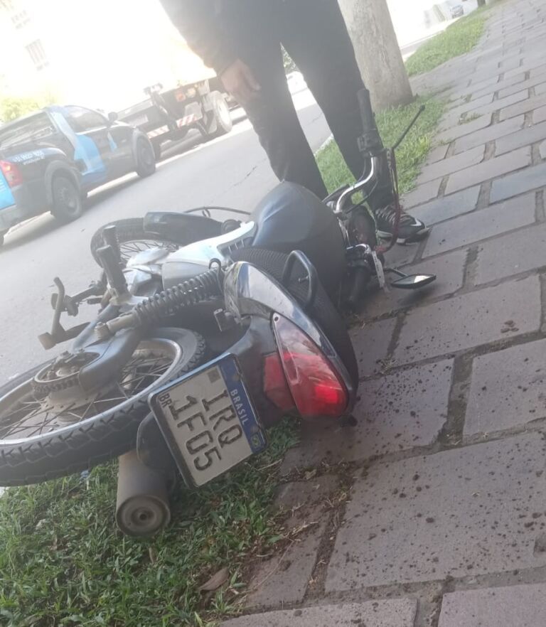 Motociclista morre após parar embaixo de caminhão; Ela tentava fazer ultrapassagem