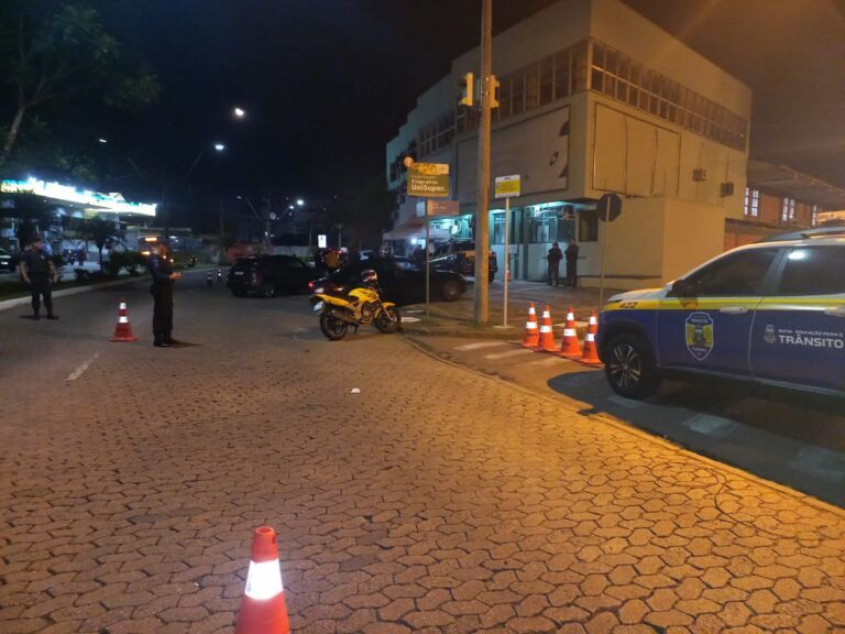 Motociclista bêbado tenta fugir de blitz, cai da moto e acaba preso em Canoas