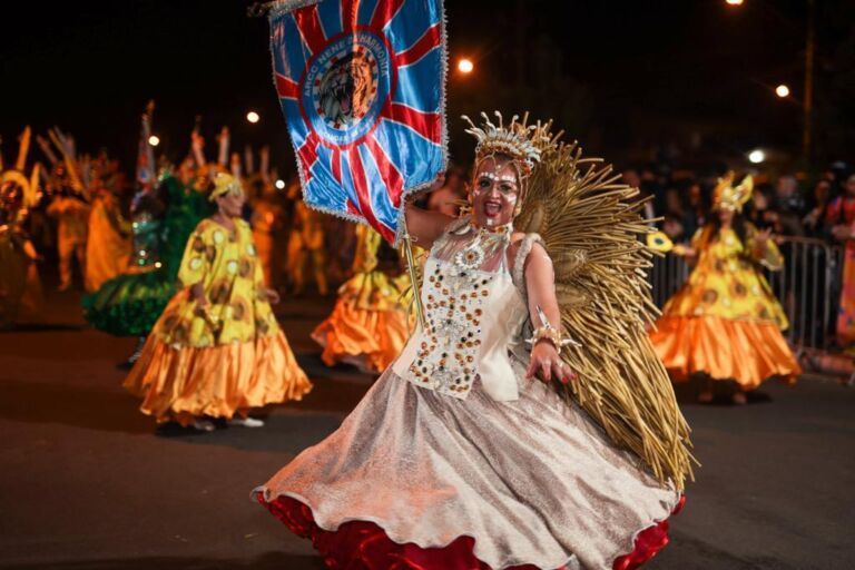 Desfile de Carnaval reúne mais de 6 mil pessoas em Canoas