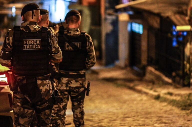 Dois jovens são presos com drogas e munições após roubar carro