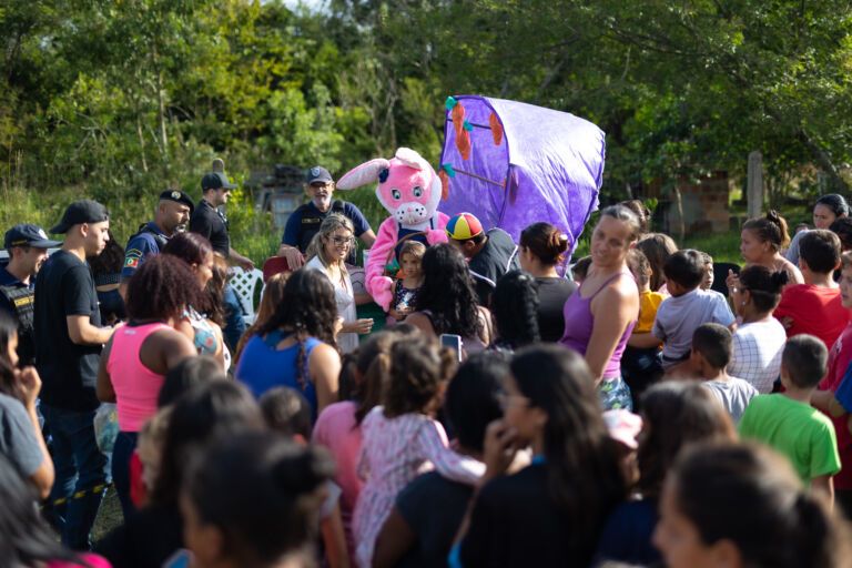 Mais de 150 crianças ganham doces e brinquedos em Canoas