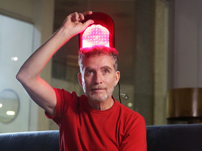 Luz de LED vermelho auxilia no combate à queda de cabelo