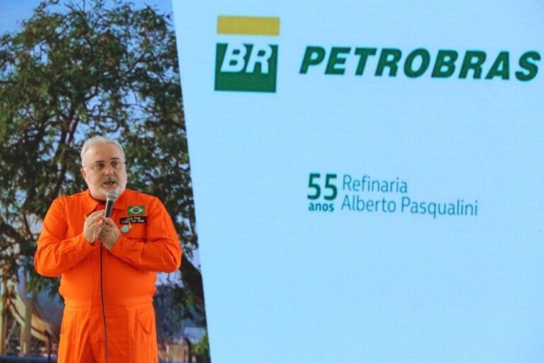 EM CANOAS | Presidente da Petrobras visita a Refap, descarta privatização e promete novos investimentos