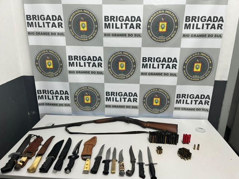 Homem é preso com armas e mais de 10 facas em casa; Ele tentou agredir a esposa