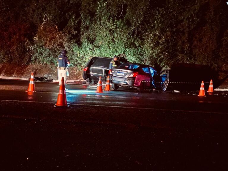 Motorista morre após colisão frontal entre dois carros