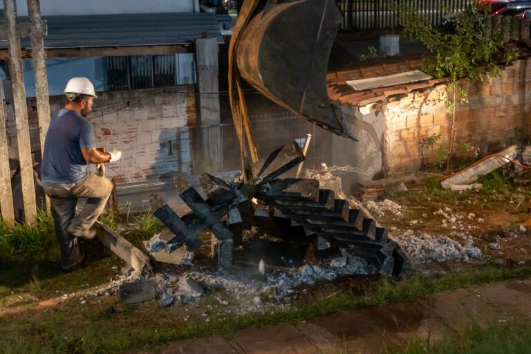 Muro de Escola em Canoas com risco de desmoronar é parcialmente derrubado