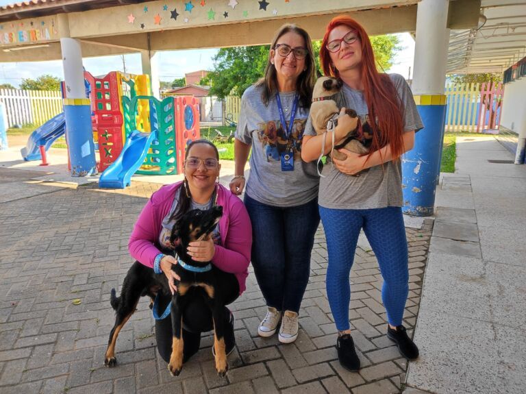 Chinoca e Sibilão dão exemplo e ajudam crianças na rotina de escola em Esteio