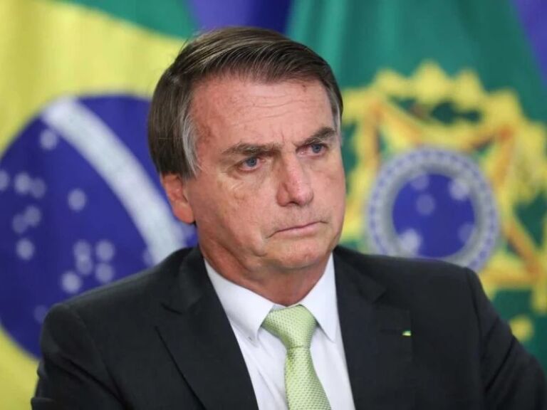 Polícia Federal faz buscas na casa do ex-presidente Jair Bolsonaro