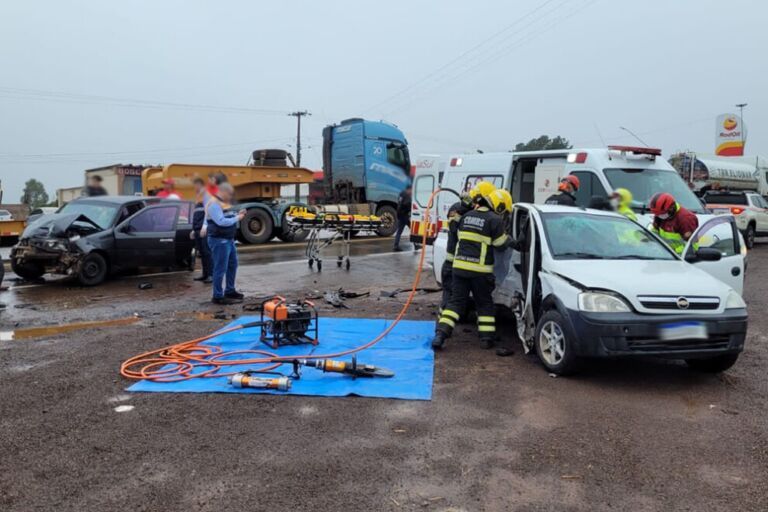Mulher morre após acidente entre dois carros; Quatro pessoas ficaram feridas