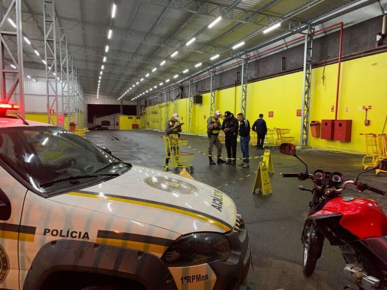 Homem é morto a facadas em estacionamento de mercado