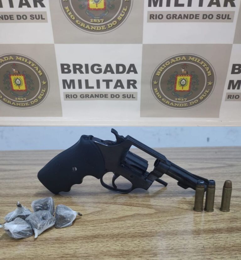 Traficantes são presos andando com arma e maconha dentro de carro em Canoas