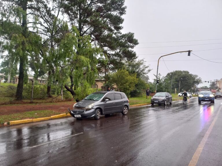 Colisão entre dois carros causa lentidão no trânsito em Canoas