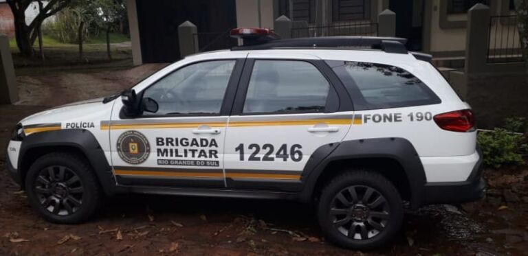 Homem é morto a tiros na frente da esposa