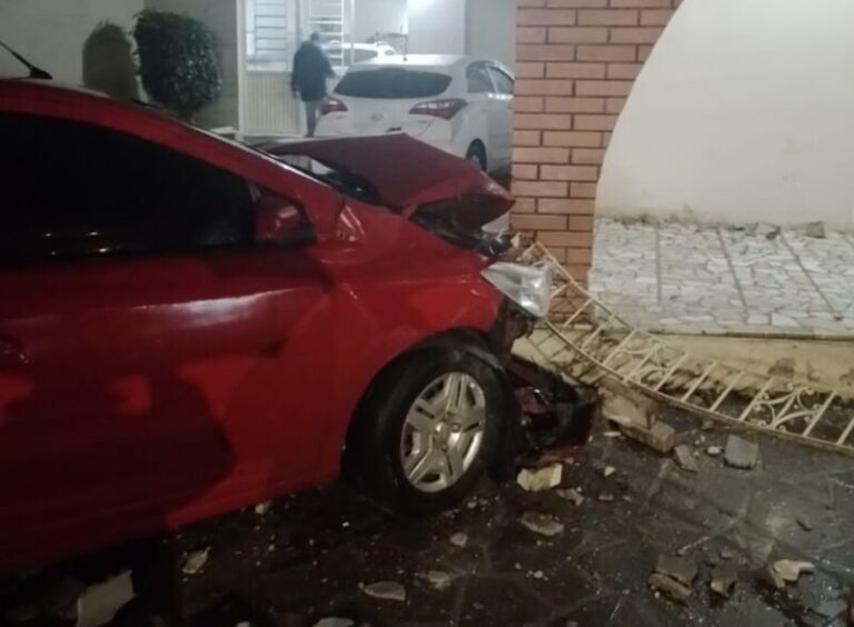 Carro invade residência em acidente