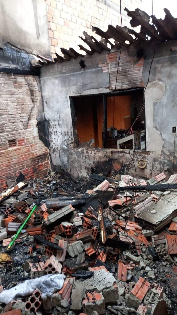 Família de Canoas perde tudo em incêndio e precisa de doações; Crianças precisam de roupas