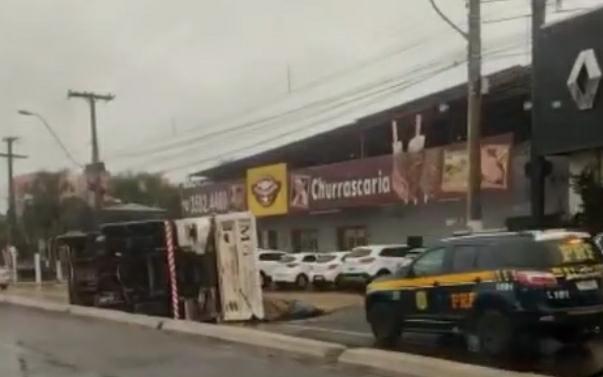 Caminhão de areia tomba em rodovia e causa bloqueio