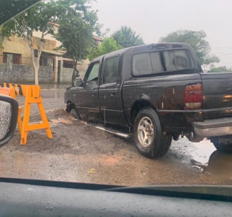 Caminhonete fica presa em buraco no meio da rua em Canoas