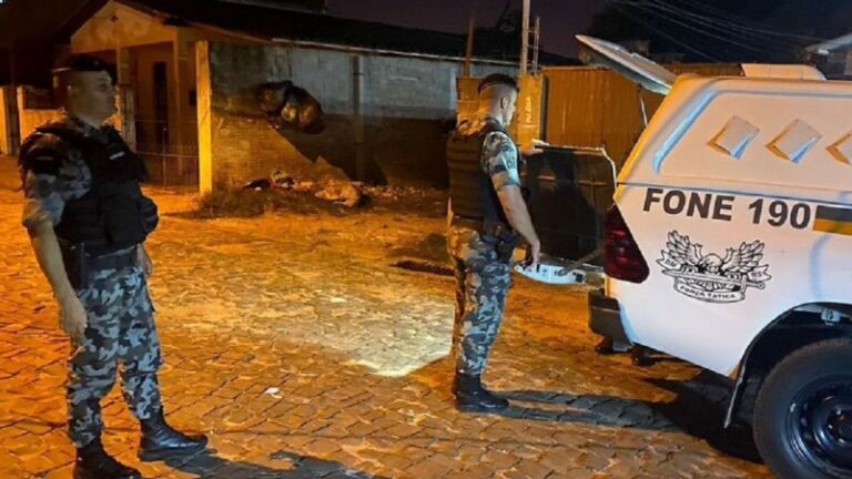 Matadores de facção são presos com com arma e dinheiro