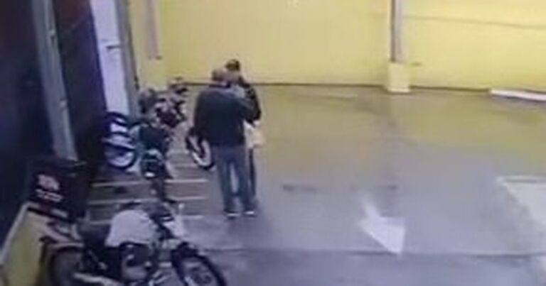 Homem é morto a facadas em supermercado