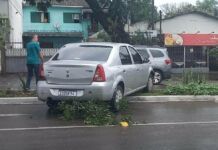 Avenida de Canoas está bloqueada após colisão entre dois carros