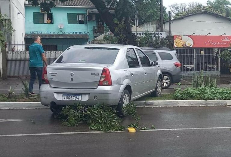 Avenida de Canoas está bloqueada após colisão entre dois carros