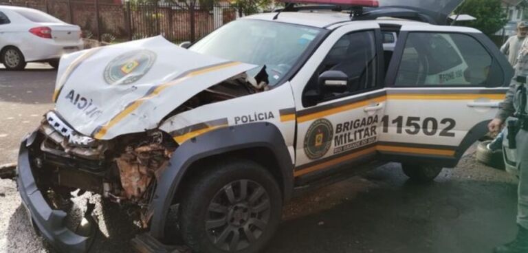 Viatura da Brigada Militar se envolve em acidente; Duas pessoas ficaram feridas