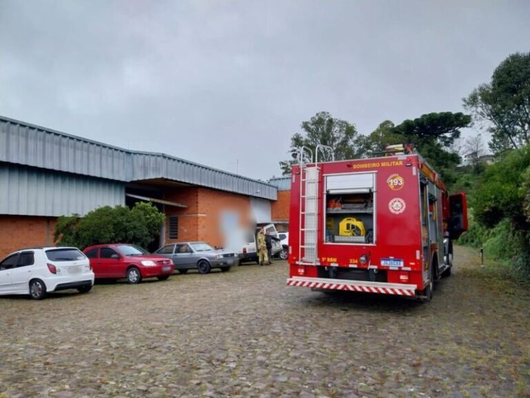 Jovem fica preso em máquina e para no hospital