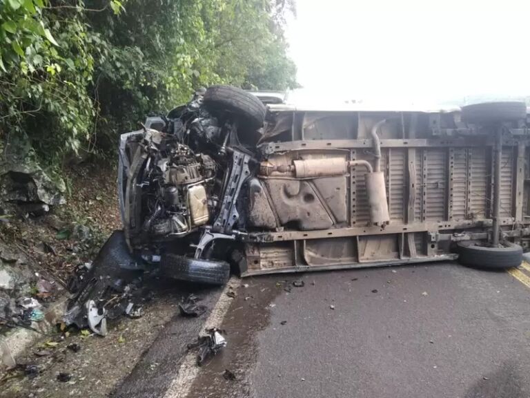 Motorista perde o controle e tomba van; Trânsito está bloqueado na BR-116