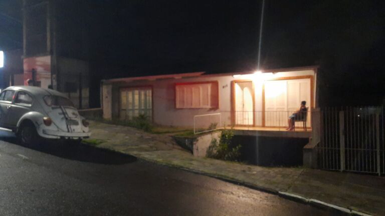 Criminosos invadem casa e matam jovem de 25 anos na frente da família