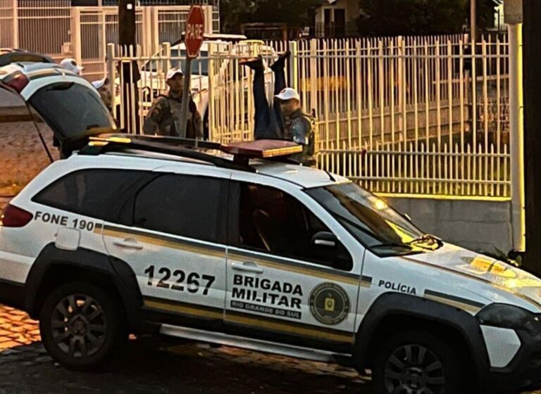 Criminoso tenta assaltar casa e fica preso na grade