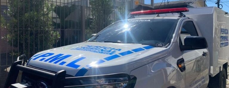 Idoso cai do telhado e morre