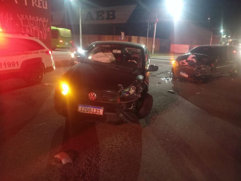 Colisão frontal entre dois carros deixa fluxo lento em cruzamento de Canoas