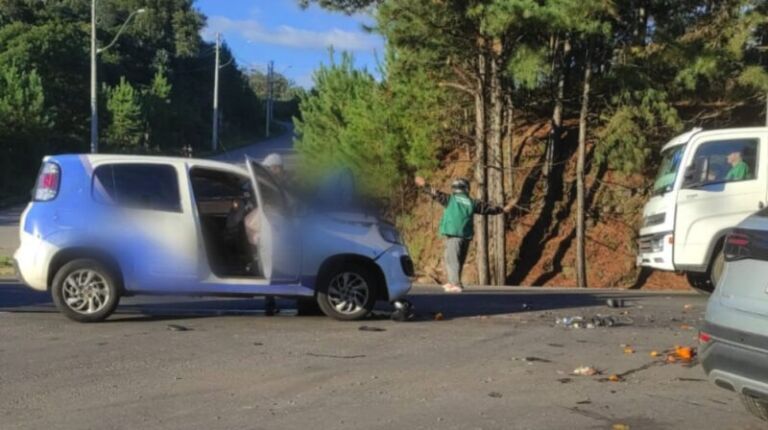 Homem fica ferido após colisão frontal entre carro e moto