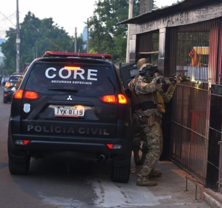 Matadores que fazem “tribunal do tráfico” são alvos de operação; Mais de 200 policiais estão na ruas