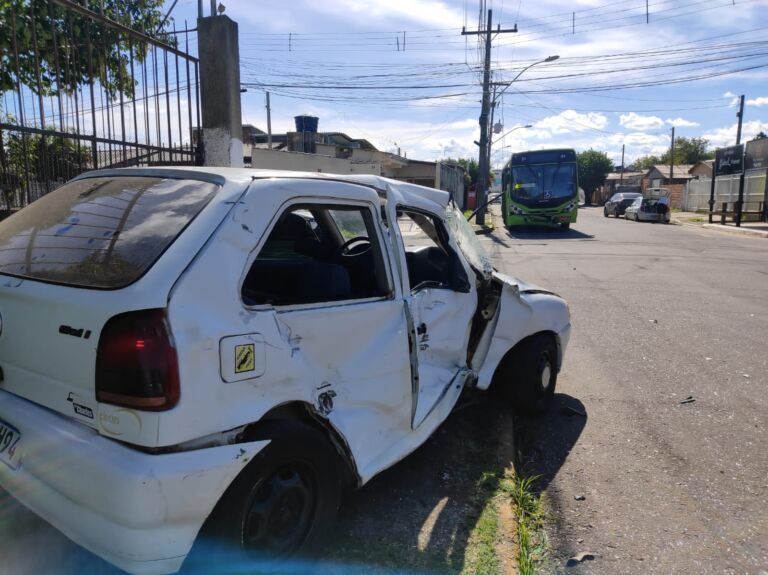 Colisão entre carro e ônibus da Sogal deixam duas pessoas feridas em Canoas
