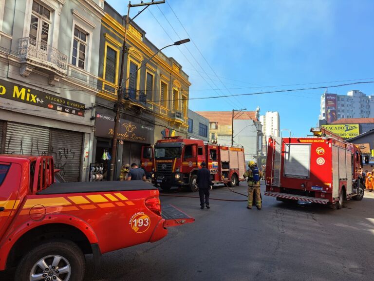 Fogo em loja mobiliza bombeiros em Porto Alegre