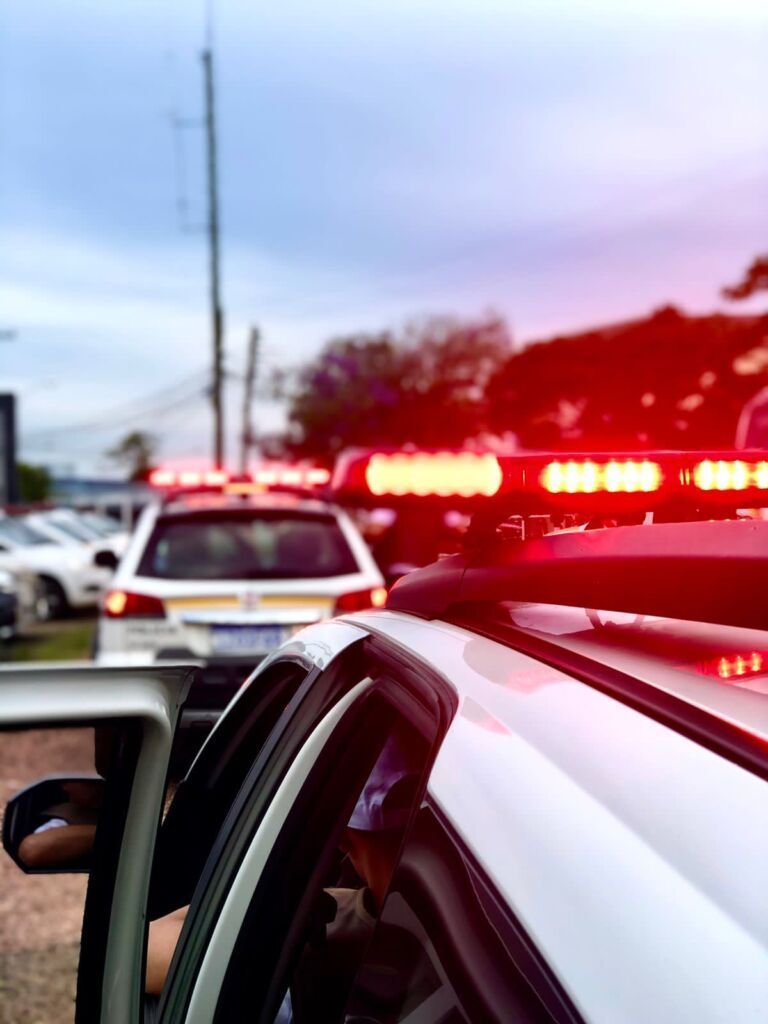 Homem é morto com mais de 10 tiros em supermercado