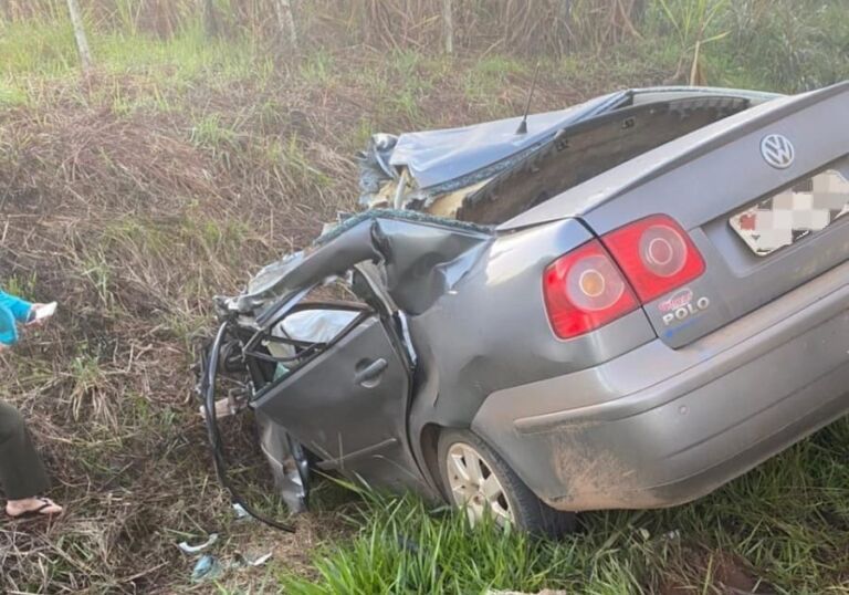 Mulher morre após colisão entre carro e ônibus escolar