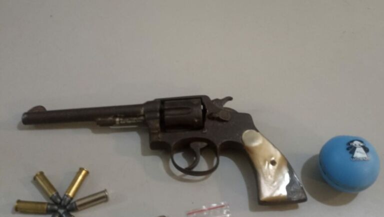 Jovem agride idoso e acaba preso; Ele estava armado e com droga