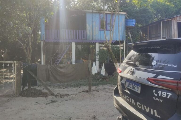 Homem é morto a facadas na frente de casa por amigo