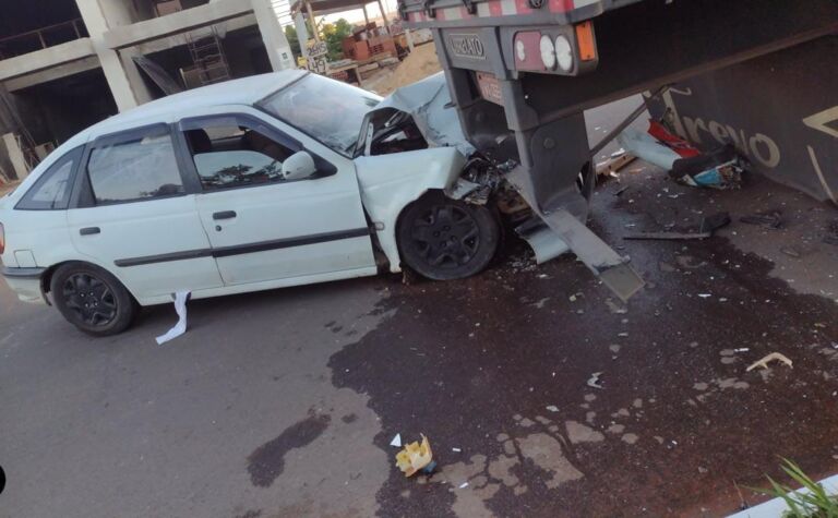 Motorista fica ferido após carro ‘entrar’ na traseira de caminhão em Canoas