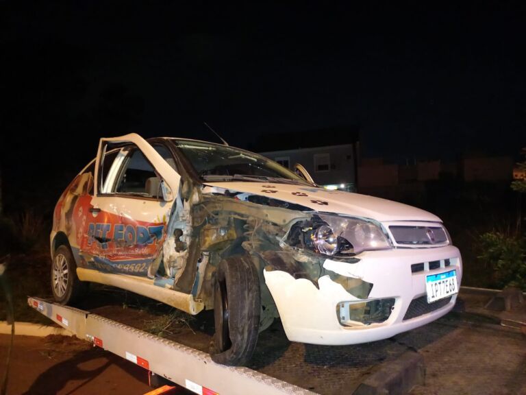 Mais um carro bate na traseira de caminhão em Canoas