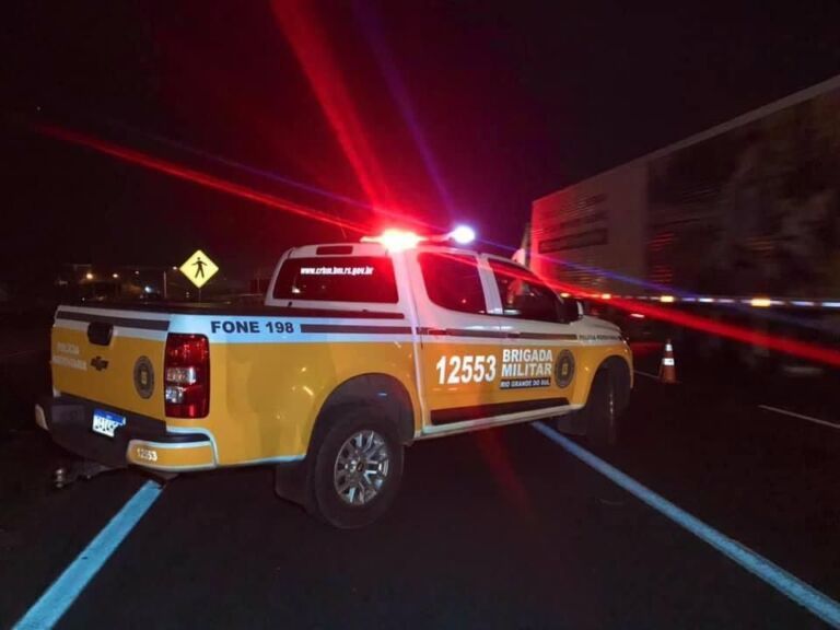 Mulher morre após ser atropelada na ERS-118