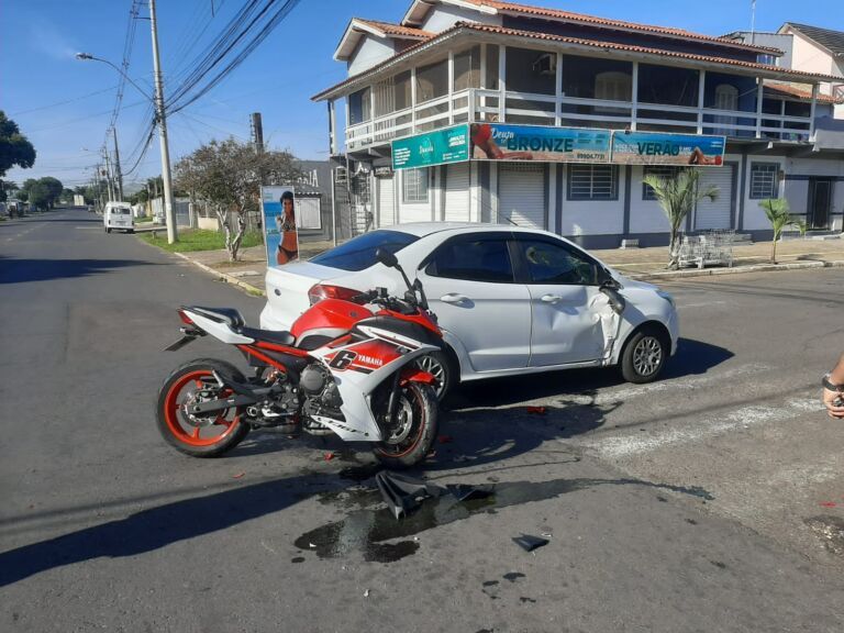 Acidente entre carro e moto deixa uma pessoa ferida em Canoas