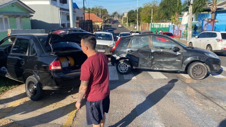 Carro invade terreno após acidente em cruzamento de Canoas