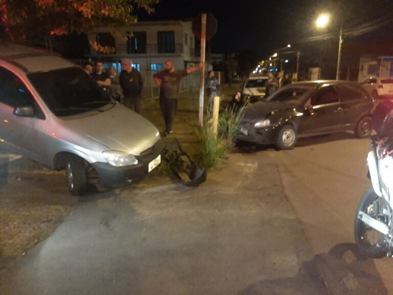 Duas mulheres ficam feridas após colisão entre dois carros em Canoas