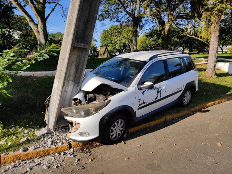 Em três meses, mais de 20 carros bateram em postes de Canoas