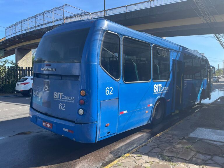 Fogo em ônibus mobiliza bombeiros em Canoas