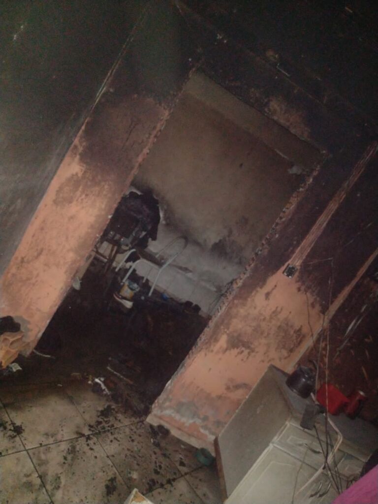 Idoso fica gravemente ferido após incêndio destruir casa em Canoas